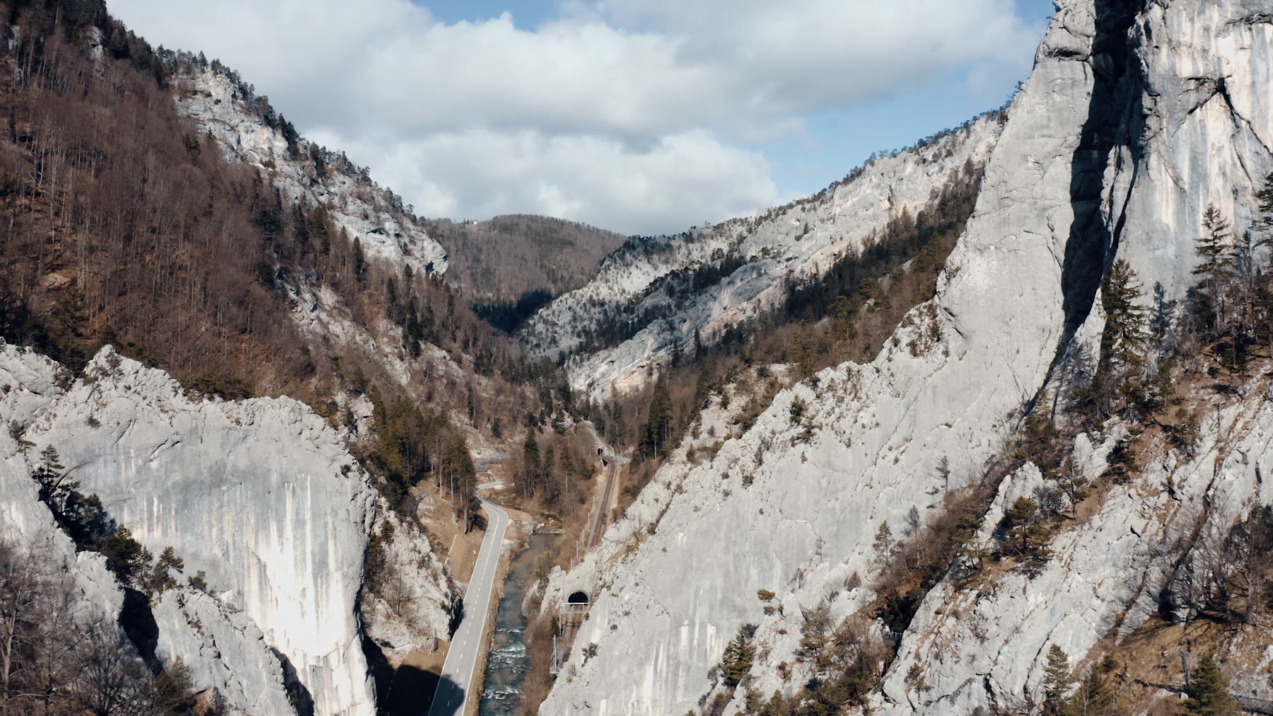 Vue aérienne des gorges de l’arc jurassien, falaises calcaires en hiver