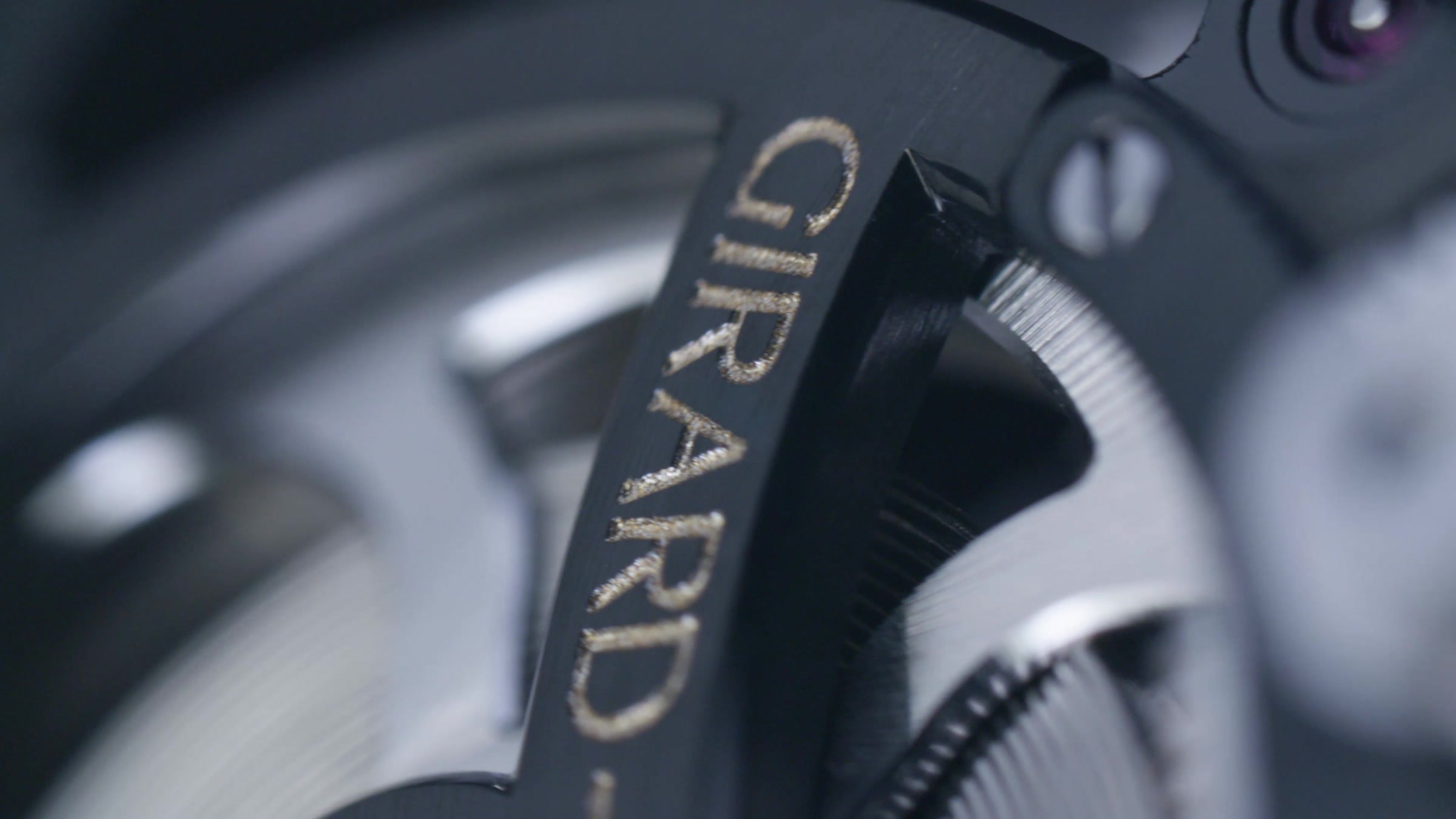 Rotor gravé Girard-Perregaux, plan macro